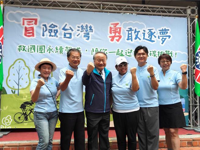 实践大学丁斌首校长(左三)率服装设计学系团队出席救国团形象制服发布记者会。（实践大学提供）
