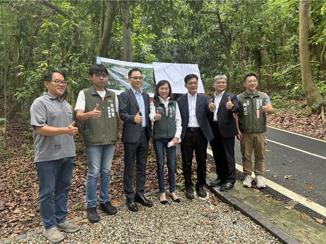 立委林宜瑾（中）3日邀教育部等單位到台南考察關廟射擊場新建工程。（林宜瑾服務處提供／曹婷婷台南傳真）