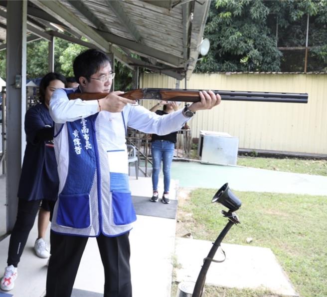 台南市長黃偉哲極力推廣射擊運動。（台南市體育局提供／曹婷婷台南傳真）