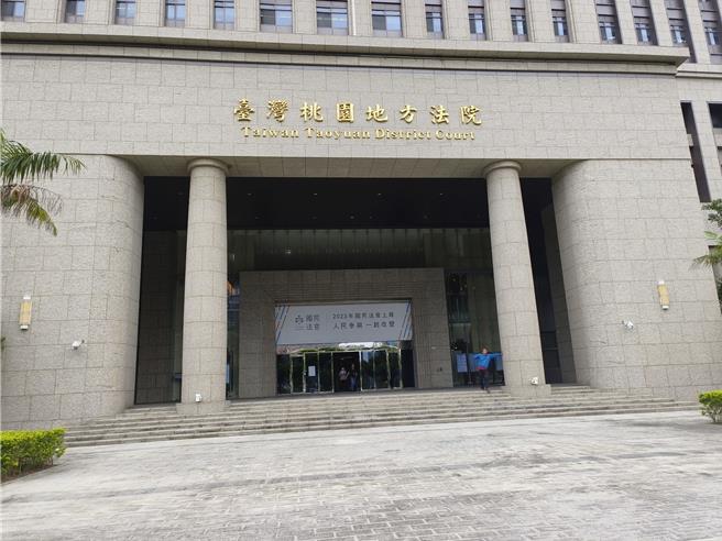 董姓女子2022年6月与前夫到宜兰1间温泉会馆，她在前夫洗澡时，拿手机翻拍前夫与女友Line对话，事后还传给前夫，称不要跟女友打情骂俏一边跟自己上床。前夫提告，桃园地方法院依无故以照相窃录他人非公开谈话罪，处拘役50日，得易科，可上诉。（赖佑维摄）