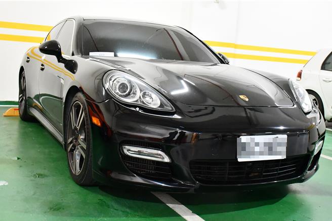 士林分署拍卖黑色保时捷PANAMERA TURBO(执行署提供)