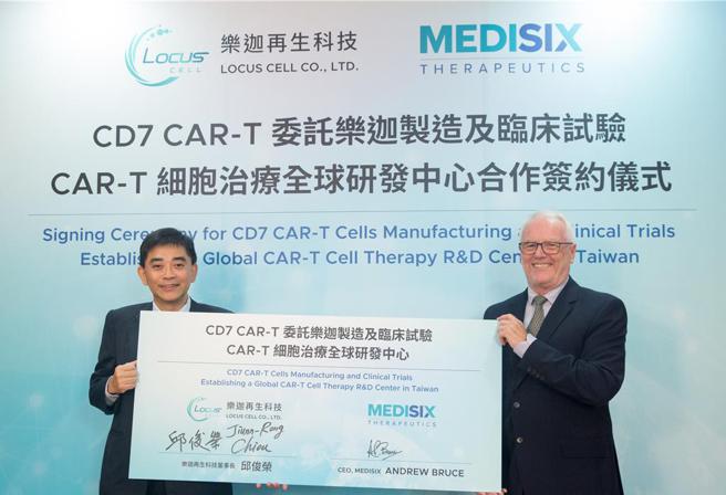 乐迦董事长邱俊荣（左）与新加坡MediSix执行长安德鲁（右）签署联合开发顶尖CAR-T疗法。图／业者提供