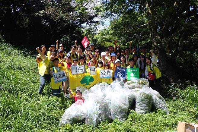 国泰世华银行长期举办净滩活动，2023年购首次举办净山活动，许多员工携家带眷，共同为环境保护做出贡献。(国泰世华银行提供／洪凯音台北传真)