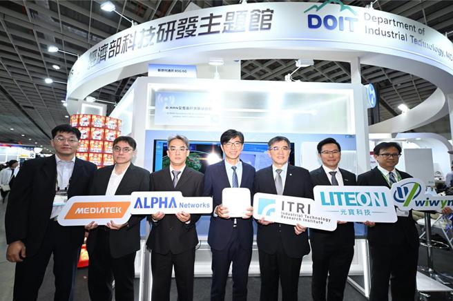 工研院展示「O-RAN 全覆盖户外基站技术」。左起为工研院资通所组长许仁源、联发科通讯系统设计部协理孙伟男、明泰无线宽频网路事业体总经理陈世贤、经济部产业技术司司长邱求慧、工研院执行副总暨总营运长余孝先、光宝智能生活应用事业部总经理江鸿翔、工研院资通所副所长黄维中。图／工研院提供