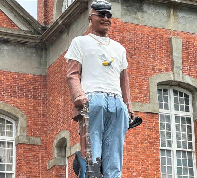 2024年6月4日台北市／台北市建國中學4日舉行畢業典禮，每年一到畢業典禮總會幫校門口蔣公銅像換裝，今年銅像走搖滾風，同樣引發熱烈討論。（建中第76屆畢業典禮籌備會提供／劉瑋晴台北傳真）