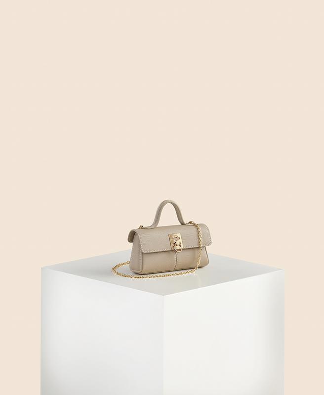 遠百信義A13Cafuné開幕獨家商品奶杏色Mini Stance。（遠百提供）