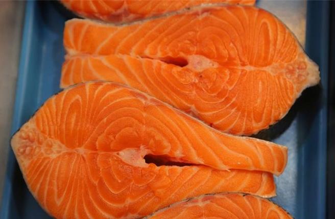 价格合理又适宜各种烹饪手法的鲑鱼，广受日本民眾欢迎。（图／路透社）