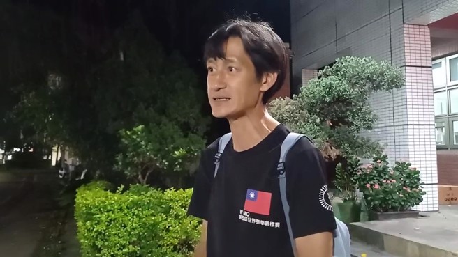 唐治平4日晚间终于现身，出现在淡水水碓派出所，领取了母亲的死亡证明。（翻摄画面）