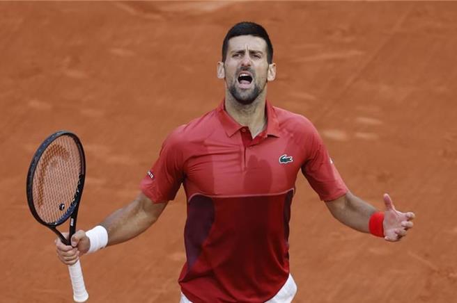 乔柯维奇因膝伤加重忍痛退出法网。（美联社）