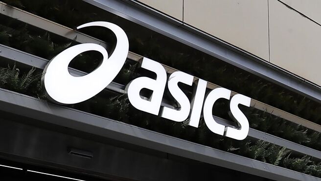 日本运动鞋品牌亚瑟士，凭藉丰富的产品组合，从运动人士热爱的跑鞋，到潮流復古的Dad Sneakers老爹鞋，近年业务蒸蒸日上。图／美联社