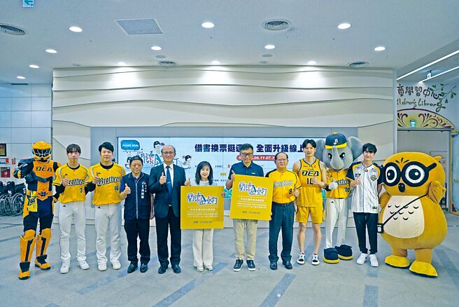「2024阅读全垒打」3日举办启动记者会，邀请教育部常务次长林腾蛟（左五）、国资图馆长马湘萍（左六）、臺中市政府文化局副局长施纯福（左四）、中信金控行政长高人杰（右六）、中信育乐董事长陈国恩（右五）及活动代言人中信兄弟球星周思齐、潜力选手杨祥禾、中信特攻得分后卫谢亚轩、中信飞牡蛎洪浩轩Karsa等出席。图／国资图提供