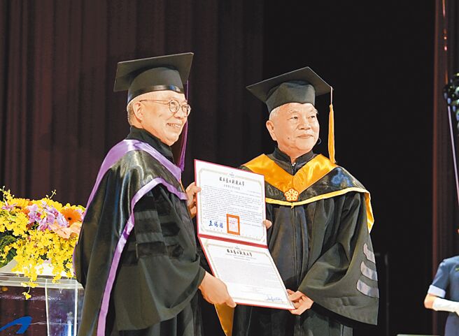 開發金控副董事長沈榮津（右）獲頒北科大名譽工學博士。圖／北科大提供