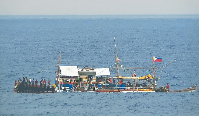菲律宾总统小马可仕在香格里拉对话会上阐述菲律宾领土范围的法律依据，中国外交部3日阐明6点立场，称菲方有关表态罔顾歷史和事实，宣扬其涉海错误立场。图为2024年5月，菲律宾多艘船只在黄岩岛邻近海域。（新华社）