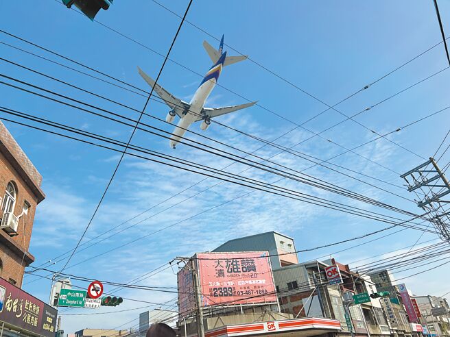 桃园国际机场噪音防制费第8梯次6月起开放申请，随着疫情解封、航班回升，提拨金额微幅增加近1.5亿元，但仍不到第6梯次7成，委员会也决议补偿金以原标准的6成发放。（蔡依珍摄）