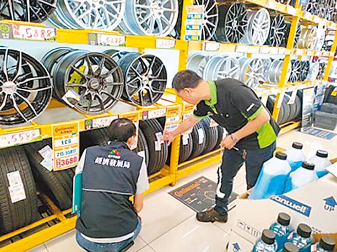 台中市府经发局启动车用轮胎专案查核，共稽查27件轮胎标示与贩售情况，结果发现有6件未标示进口商名称及地址、电话等资讯，要求改善。（台中市府提供／林欣仪台中传真）