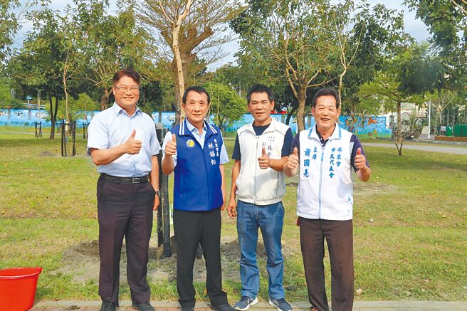 屏东市前市长林恊松（左二）、现任市代会主席萧国亮（右一）涉贪判刑确定，代表会主席在一个月内将进行补选。（翻摄脸书《屏东市公所》／罗琦文屏东传真）