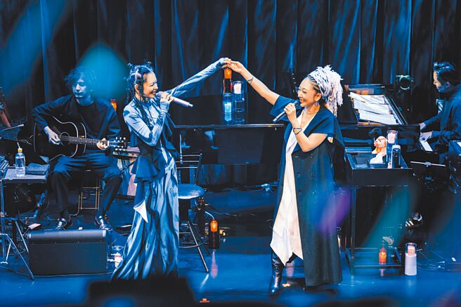 MISIA（右）携手徐若瑄为花莲地震募款开唱。（威威巖娱乐提供）