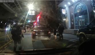 自投罗网！毒虫爆胎停警局前    警上前关注「满车K味」逮人