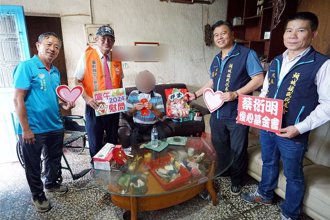 蔡衍明爱心基金会慰问弱势家庭 端午送爱到头城