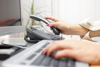 辦公桌這台成蟑螂窩 上班族「開箱」崩潰：一堆小強跑出來