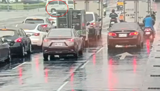 廂型車撞總統府！男子衝廁所忘拉手煞車 一路滑行撞花台