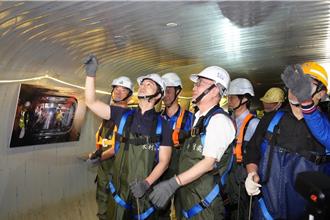 蔣萬安穿青蛙裝入下水道 視察內湖區排洪系統