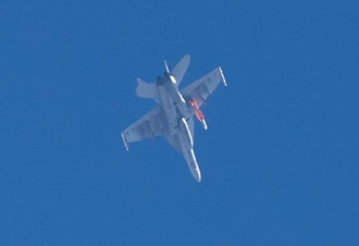 特殊照片：美軍F-18E戰機配掛標準6飛彈 可強化遠程打擊