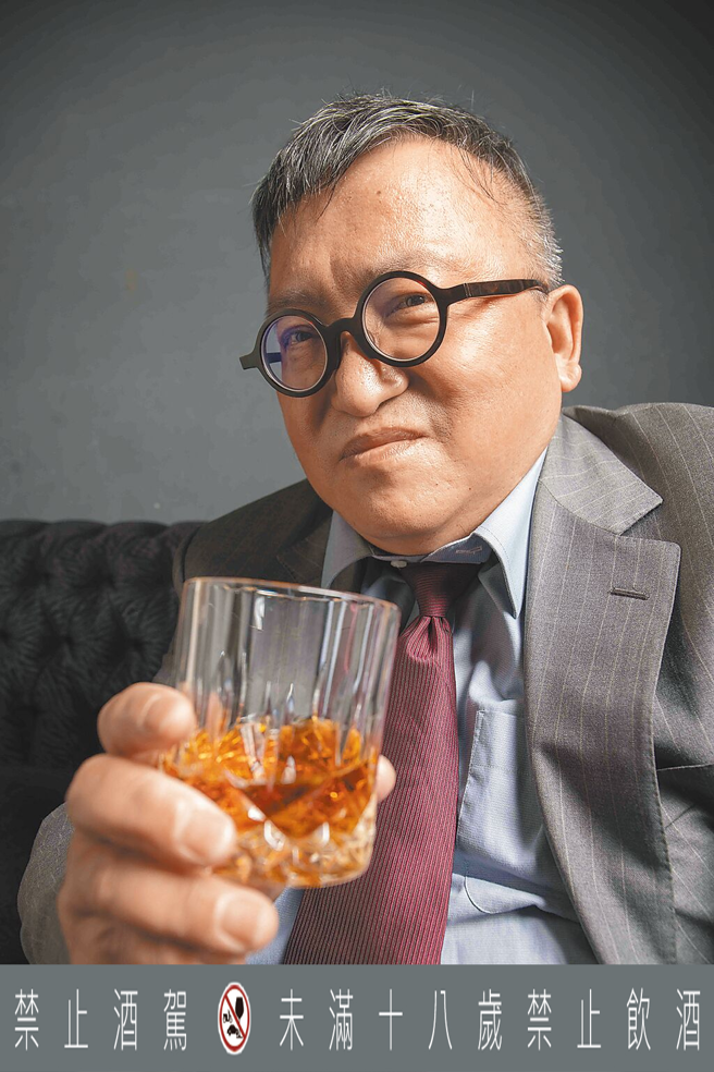 金威奖「生活玩家盲测」评审之一，藏酒论坛编辑总监、爱乐电台客座主持人苏重。（苏重提供）饮酒过量 有碍健康