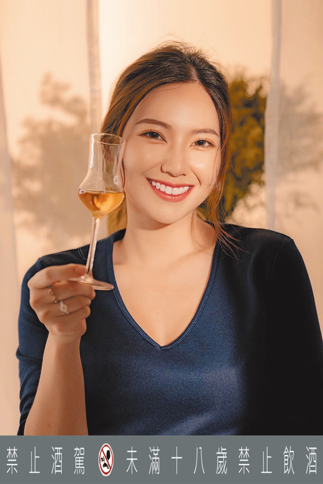 金威奖「生活玩家盲测」评审之一，酒类专业主持人、节目制作人、威士忌讲师高佩喻Peiyu。（高佩喻提供）饮酒过量 有碍健康