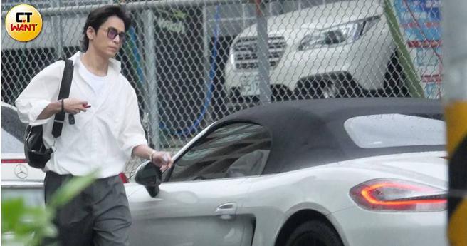 Gino離開電視台後，駕駛白色保時捷718返回4千萬豪宅。（圖／本刊攝影組）