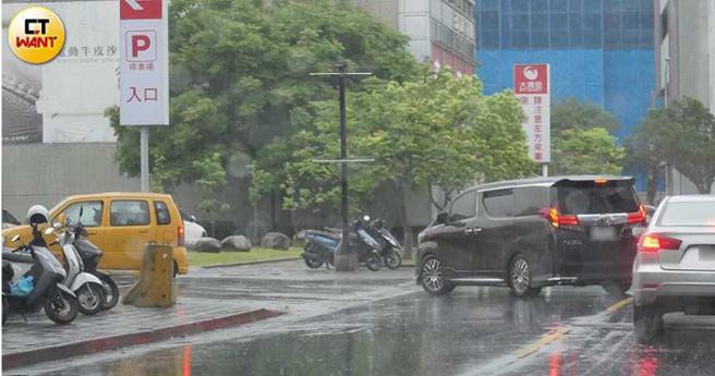 返家後Gino換開黑色廂型車前往賣場。（圖／本刊攝影組）