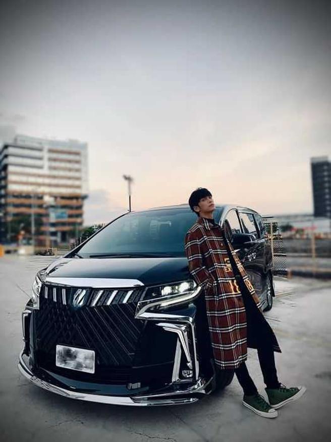 被稱為隱形富翁的Gino擁有多輛豪車。（圖／翻攝自Gino臉書）