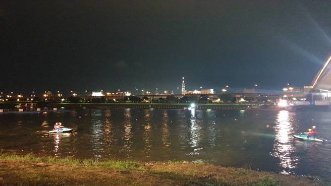 江姓上兵4日酒后与友人打赌跳入基隆河失去踪影，北市消防局急派员搜寻。( 叶庭新/翻摄 )