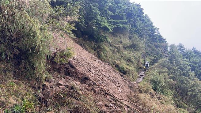山區大雨，造成玉山白木林一帶的邊坡坍方，玉管處已派員搶修，中午12時將更新搶修進度。（玉山國家公園提供／楊靜茹南投傳真）