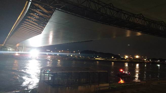 江姓上兵4日酒后与友人打赌跳入基隆河失去踪影，北市消防局急派员搜寻。( 叶庭新/翻摄 )