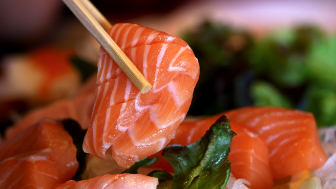 鮭魚富含Omega-3脂肪酸，每周食用2至3次，有助降低內臟脂肪。（示意圖，Shutterstock／達志）