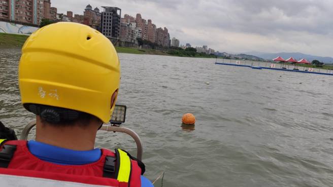 江姓上兵4日酒后与友人打赌跳入基隆河失去踪影，北市消防局急派员搜寻。( 叶庭新/翻摄 )