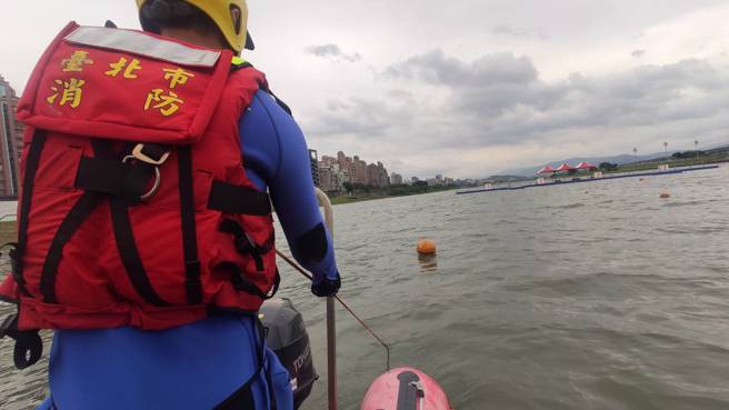 江姓上兵4日酒后与友人打赌跳入基隆河失去踪影，北市消防局急派员搜寻。( 叶庭新/翻摄 )