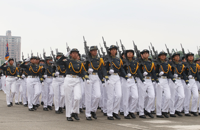 圖為黃埔建軍95週年時，陸軍官校女生連以整齊步法通過閱兵台。（資料照，陳怡誠攝）