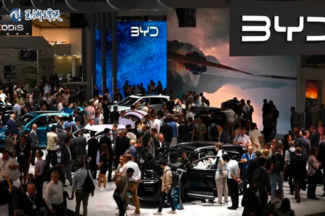 中國新能源汽車亮相德國車展，引發圍觀。