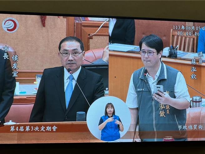 新北市鶯歌鳳鳴簡易臨時站即將完工，但新北市議員蘇泓欽今（5）日在議會總質詢時揭露，附近交通規畫不良、人行不便，對此交通局長鍾鳴時坦承經會勘發現附近人行交通系統確實缺乏，將利用標線型人行系統讓人行進出。（柯毓庭攝）