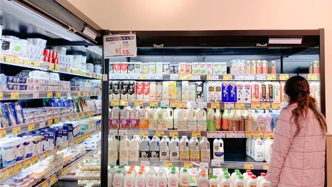 市售鲜乳产品眾多，保存期限通常约14天，而国外进口乳品期限较长，30天以上到90天左右。（示意图，杨雅婷摄）