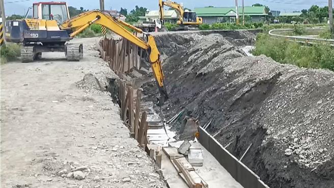 「永樂排水旭川段應急工程」工地今（5）日上午發生工安意外，58歲男工人遭怪手壓斗砸中頭部，頭顱破裂，當場死亡。（蕭嘉蕙攝）