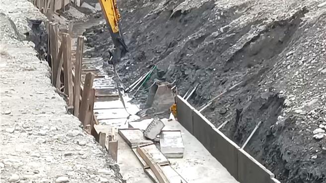 怪手在排水溝渠內更換挖斗時，吊掛繩索突然斷裂，重達數百公斤的挖斗砸落，擊中58歲男工人。（蕭嘉蕙攝）