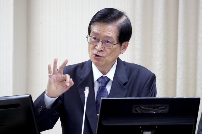 退輔會主委嚴德發5日赴立法院報告業務概況，並備質詢。針對6月16日為黃埔軍校建校百年校慶，台灣、大陸都有舉辦大規模紀念活動，嚴德發表示，黃埔百年校慶正統是在我們台灣的鳳山，據了解赴陸的不會超過100人，相對的6月15、16日當天，鳳山陸軍官校也會擴大辦理，預計參加人數會超過萬人。（黃世麒攝）