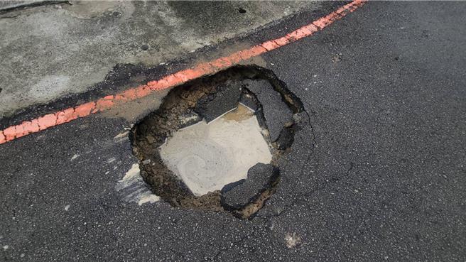 台中大里立中六街81號前時5日上午突然出現路面陷落。（江和樹提供／馮惠宜台中傳真）