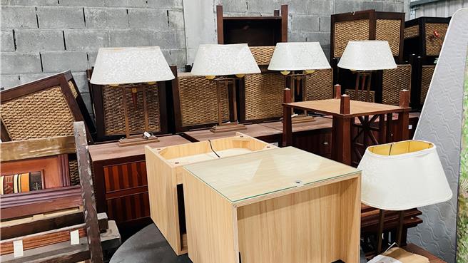 台东老字号五星级饭店「娜路弯大酒店」震后改装，二手家具出清拍卖。（萧嘉蕙摄）