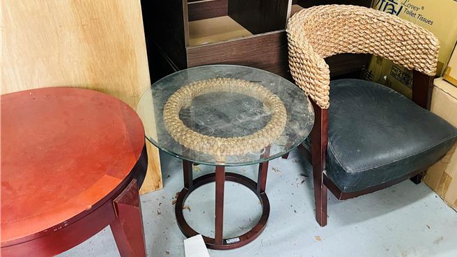 娜路弯大酒店拍卖二手家具，包含木制鞋柜、茶几、床头柜、电视柜等，最低只要百元价。（萧嘉蕙摄）