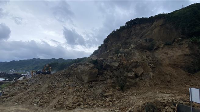 基隆市北寧路平浪橋頭3日發生大規模土石坍塌，交通部公路局全力搶修，5日將完成第二階施工平台清理坡頂浮石。（交通部公路局提供／張志康基隆傳真）