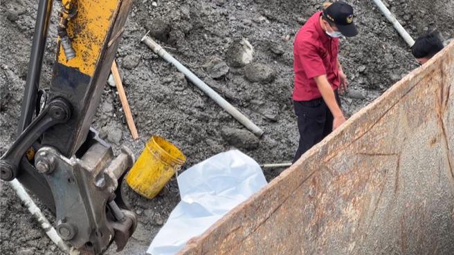 怪手在排水溝渠內更換挖斗時，吊掛繩索突然斷裂，重達數百公斤的挖斗砸落，擊中58歲男工人。（蕭嘉蕙攝）